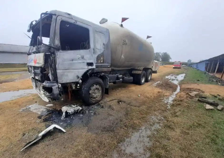 Los Bomberos de Larroque sofocaron un incendio en un camión que transportaba gas