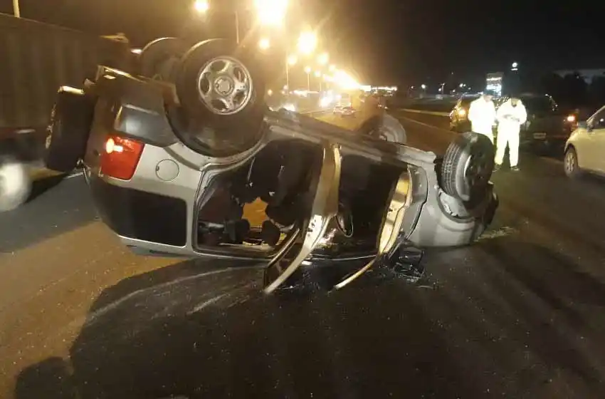 Choque y vuelco en Circunvalación: un camión embistió a una camioneta