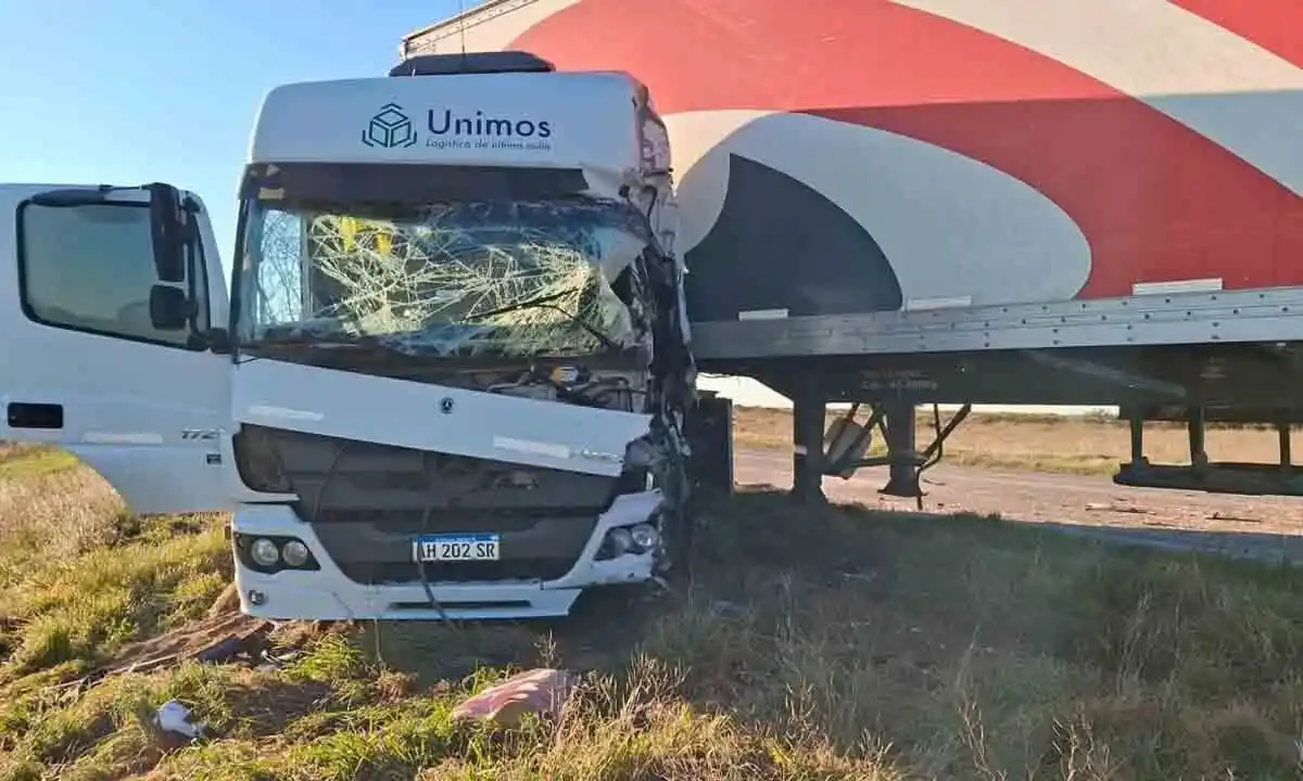 Fuerte choque entre dos camiones en la Ruta 22 cerca de Algarrobo