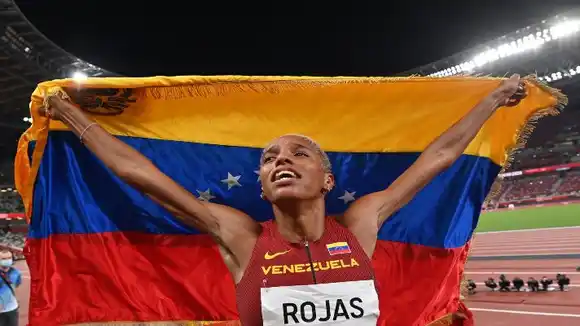 “Esta medalla de oro es para mi país”, las emotivas palabras de Yulimar Rojas por su doble triunfo
