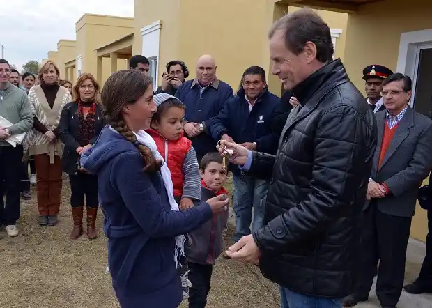 Bordet entregó viviendas sociales a 17 familias de Ceibas