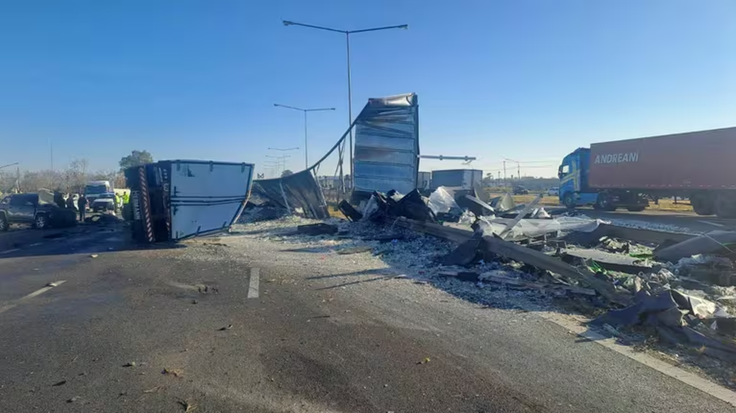 Un camión se cruzó de mano, chocó de frente contra una camioneta y mató al conductor