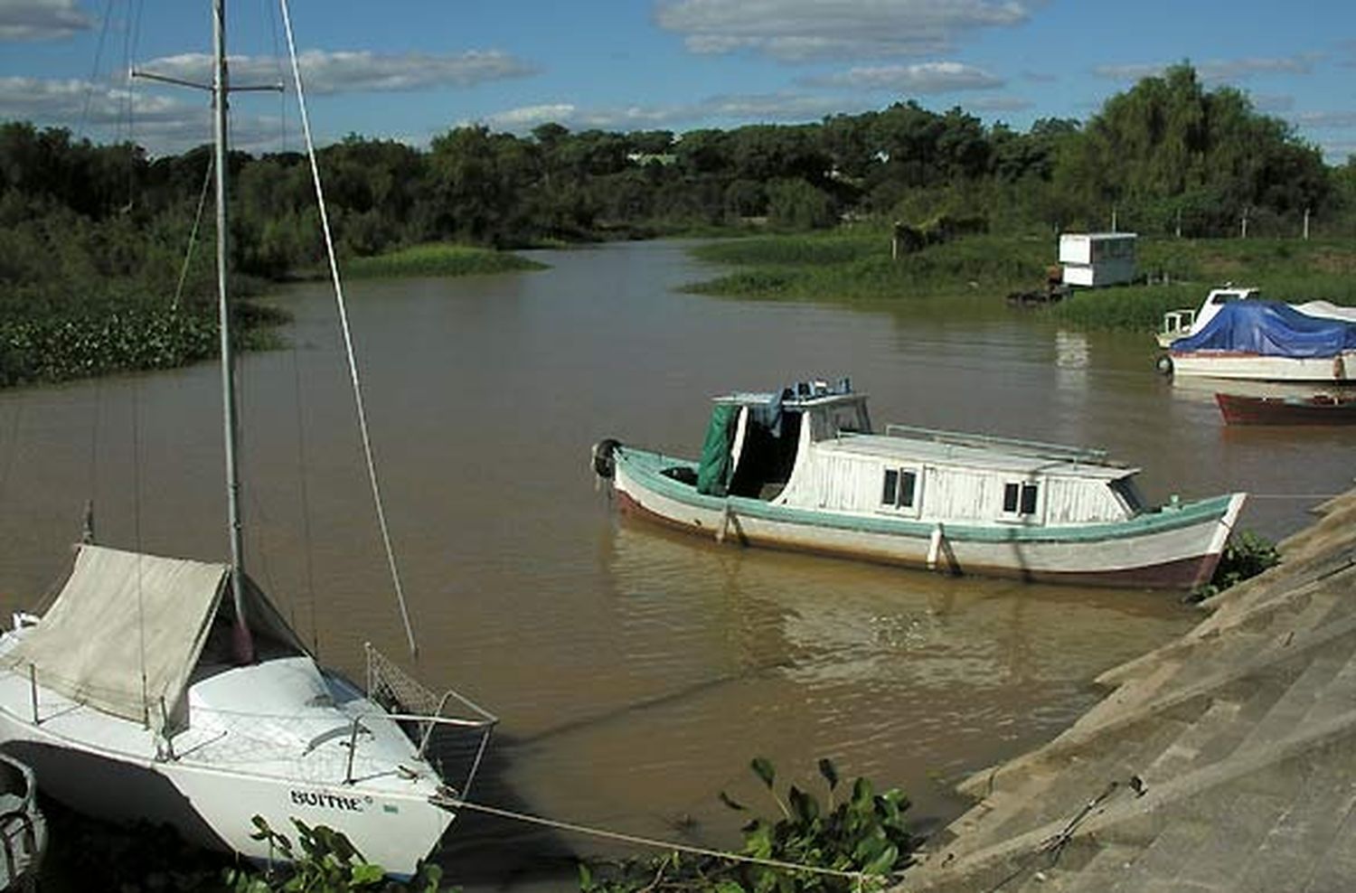Un bebé cayó a un arroyo y fue rescatado por su tío y por un policía