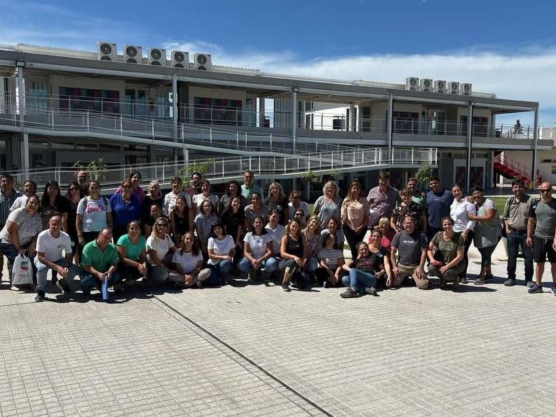 Docentes y directivos, delante la nueva escuela, tras la primera reunión plenaria de 2025.