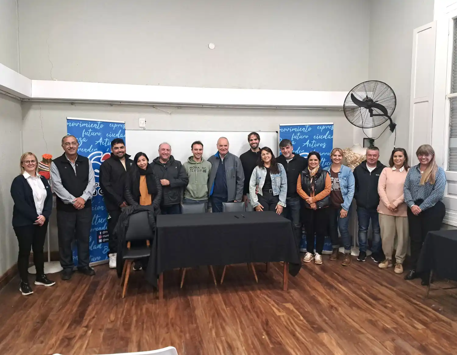 El intendente Gizzi acompañado de los emprendedores.