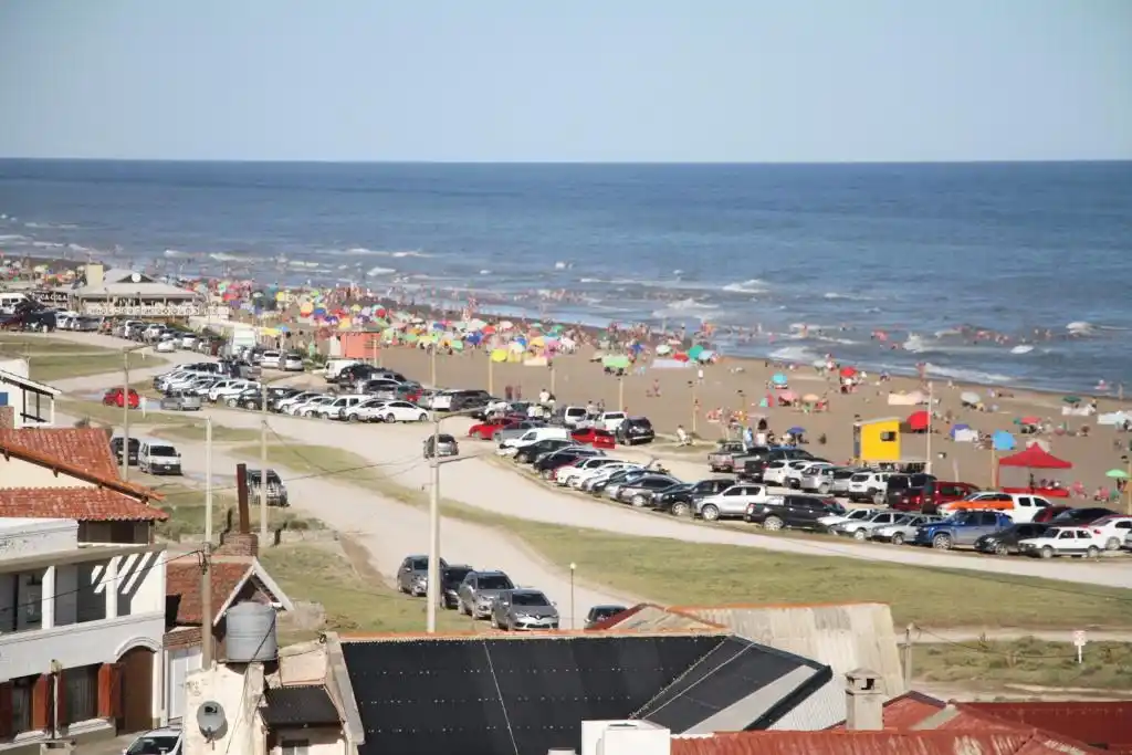 Hermosa tarde de playa con un sol esplendido