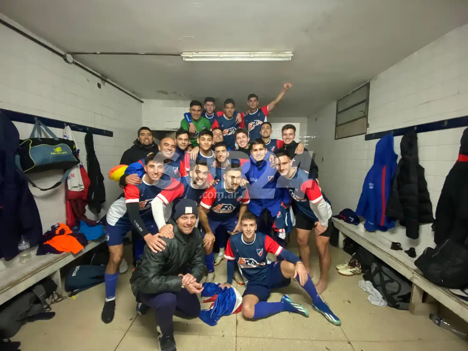 El Tricolor festejó goleando a domicilio a su clásico rival.