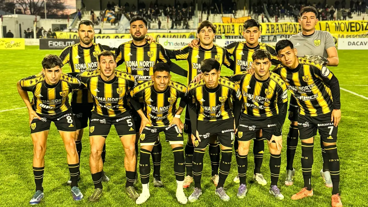 Romat, Lucero, Romero, Domínguez y Moris. Labaroni, Igartúa, San Martín, Chávez, Pérez y Alvarenga. Los titulares aurinegros en la caída ante Villa Mitre. (Foto de prensa Santamarina).