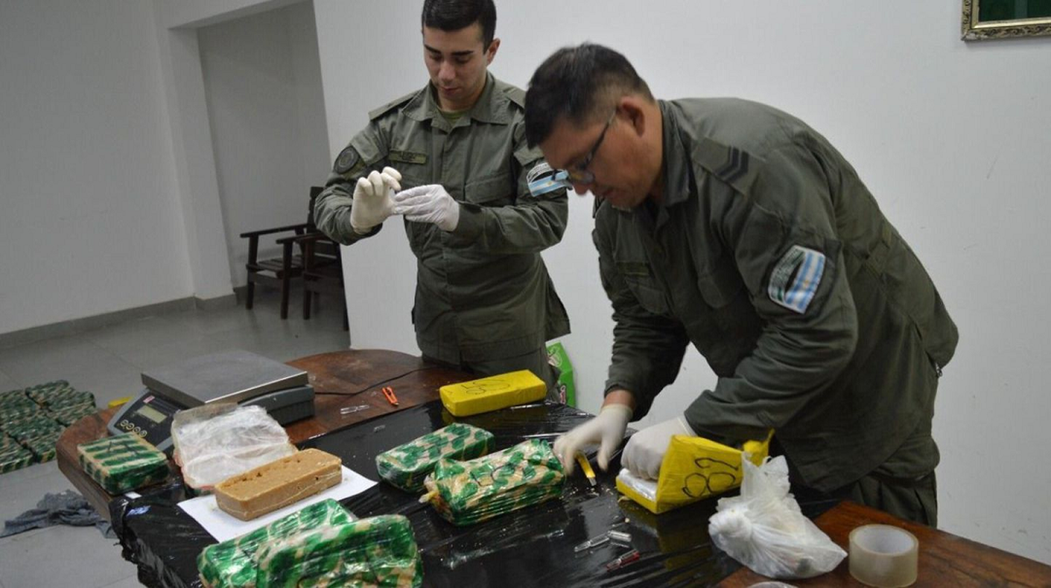 Caminaba por la frontera con 93 kilos de cocaína sobre la espalda