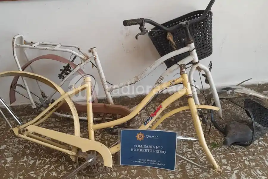 Dejó la moto sobre el cordón con la llave puesta para entrar a un local: cuando salió, ya no estaba