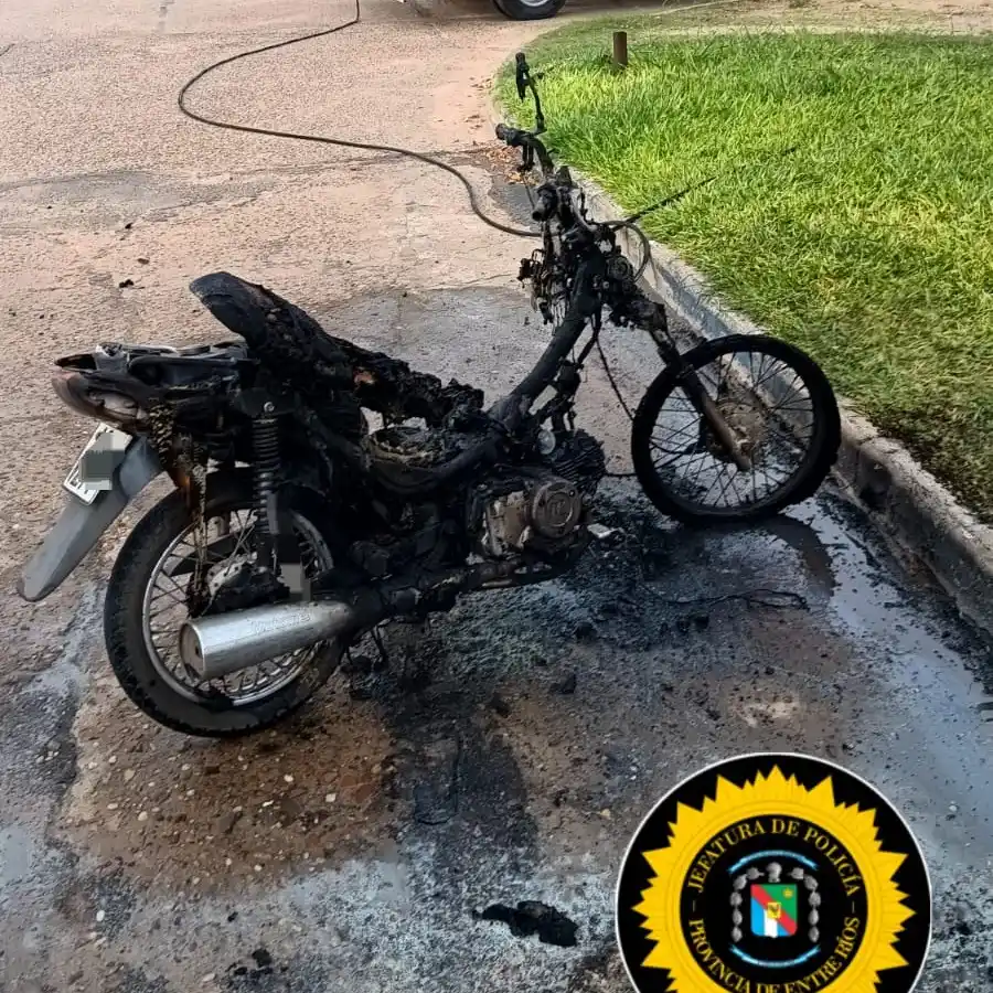 Una mujer incendió su propia motocicleta tras un conflicto con su ex pareja