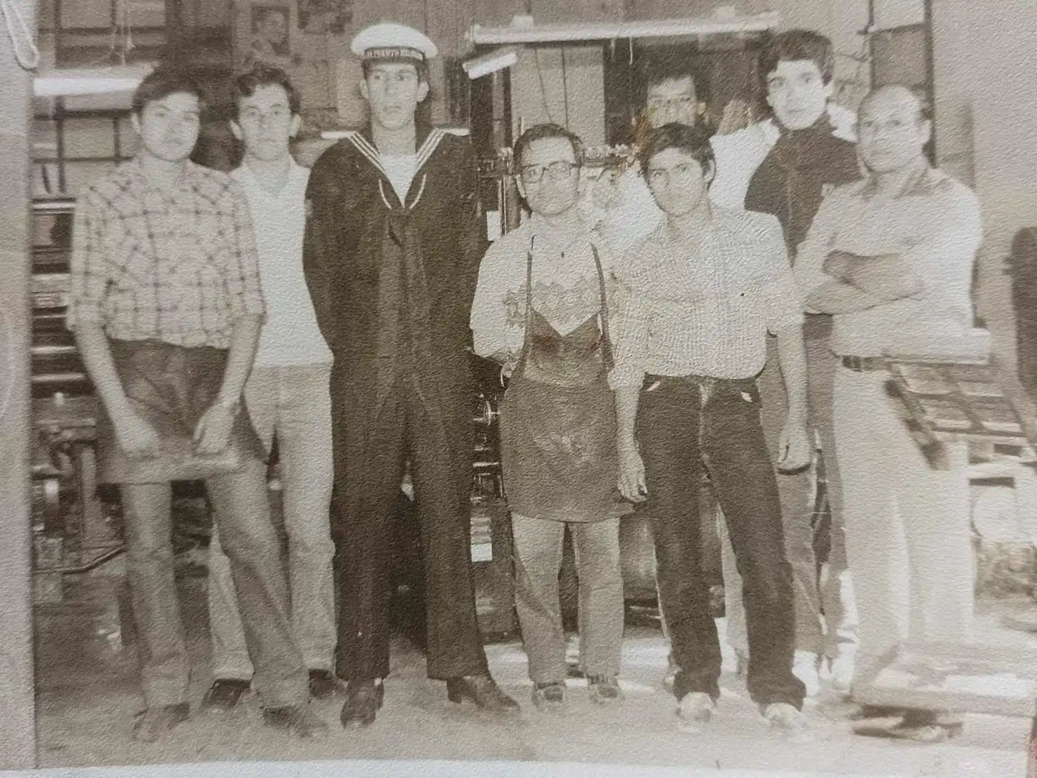 En la foto del 10 de mayo de 1982, en los talleres gráficos del El Pueblo vemos a Jaime con parte del personal del entonces diario vespertino. De izquierda a derecha: Ramón Ramírez, Julio Barreto, Fernando Jaime, Roque Jesús Alaguibe, Roberto Schurman Mario Azogaray. Detrás: Pedro Cáceres y Gabriel “Gody” Peralta.