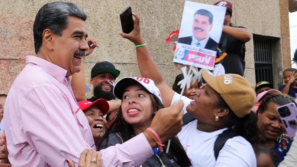 MADURO ESTUVO EN EL CERCANO OESTE de Caracas entregando créditos, bailando, cantando y haciendo promesas de campaña