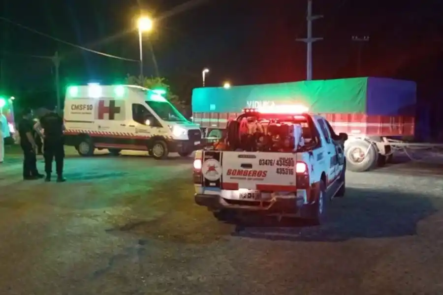 Conmoción absoluta: dos jóvenes fallecieron al chocar en moto contra un camión en Ruta Nacional 11