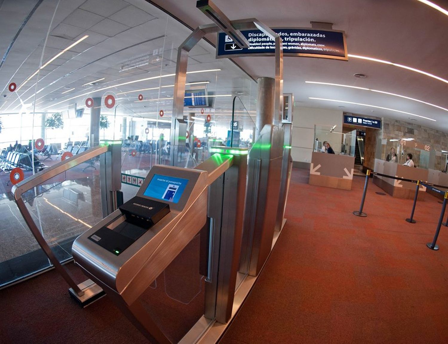 Instalaron puertas automáticas de ingreso y egreso biométrico en el aeropuerto de Ezeiza