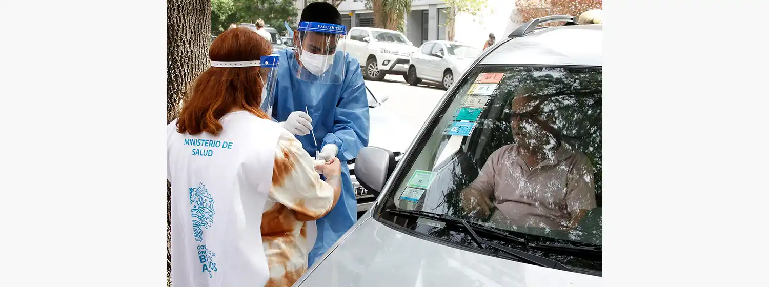 Cómo funciona el centro de testeo rápido por coronavirus sin bajar del auto en Mar del Plata