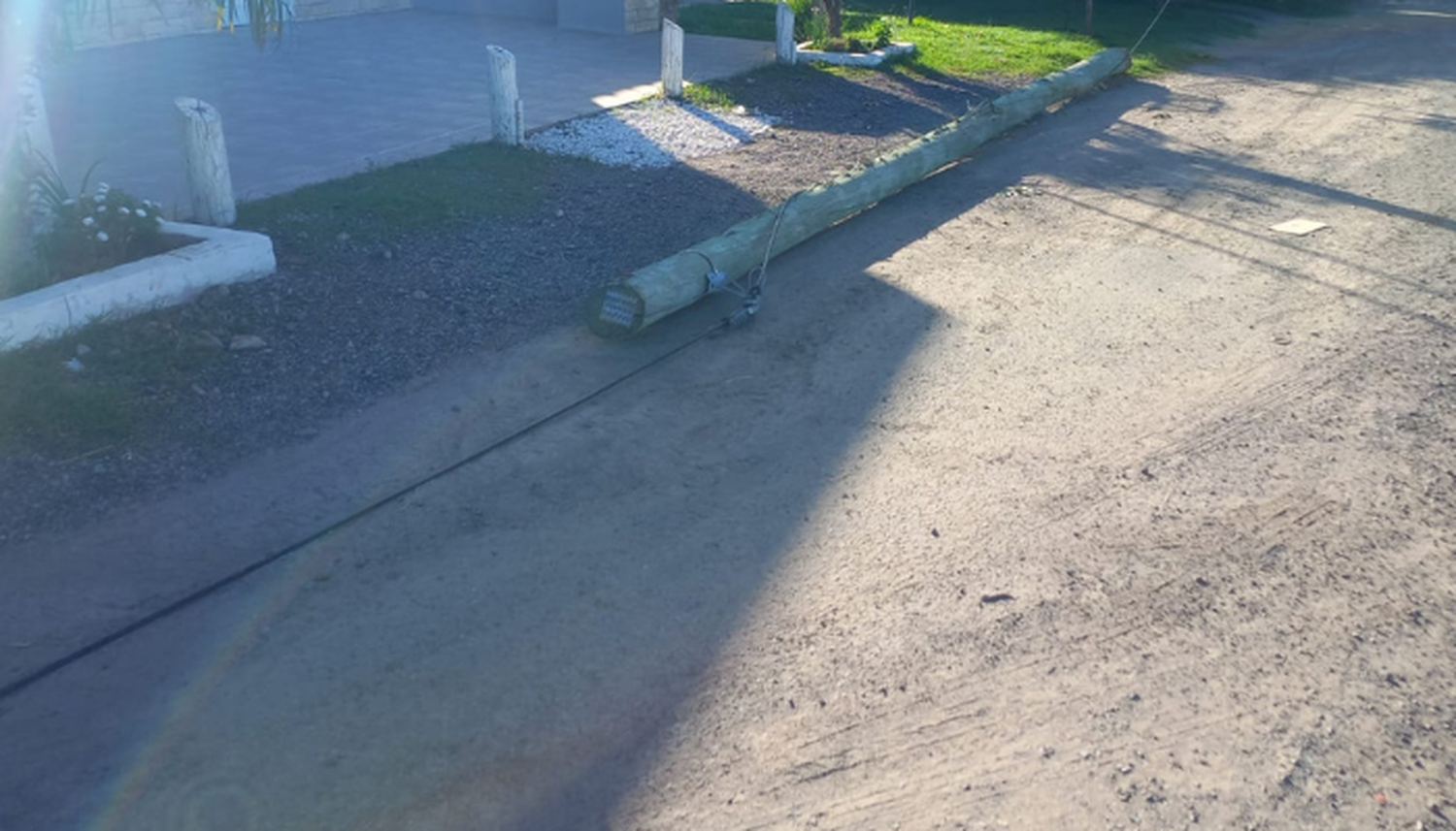 Se cayó un poste y el cable permanece tirado sobre la calle
