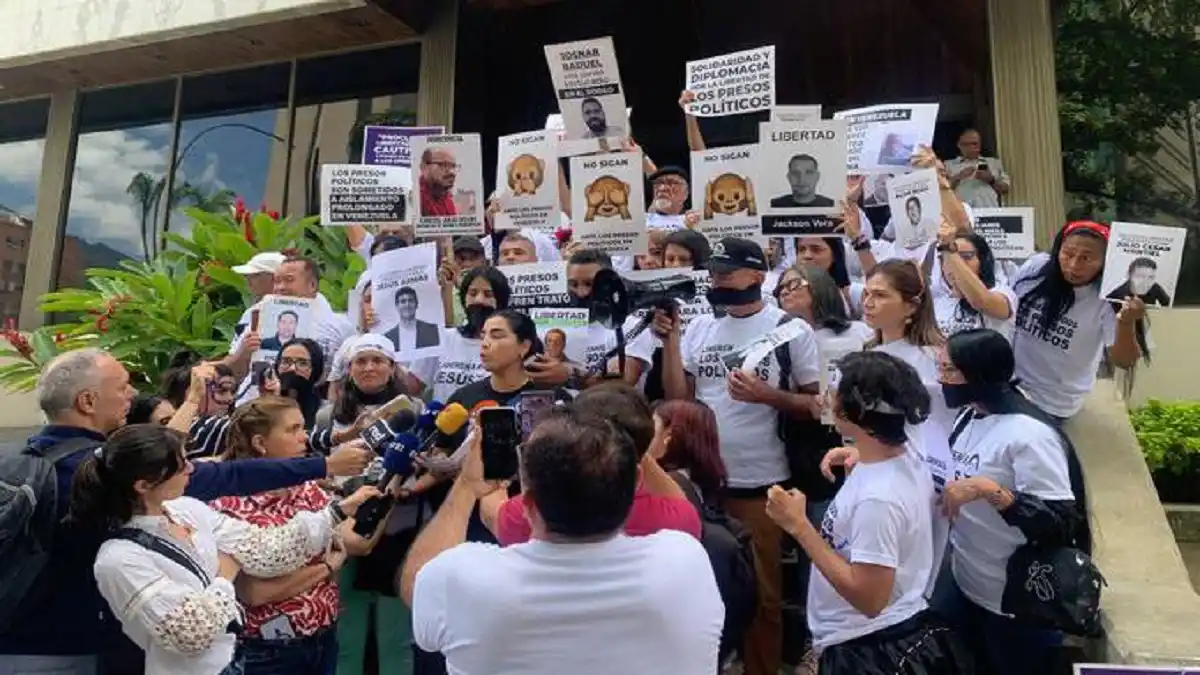 Familiares de presos políticos piden a Petro que sea «mediador» para su liberación