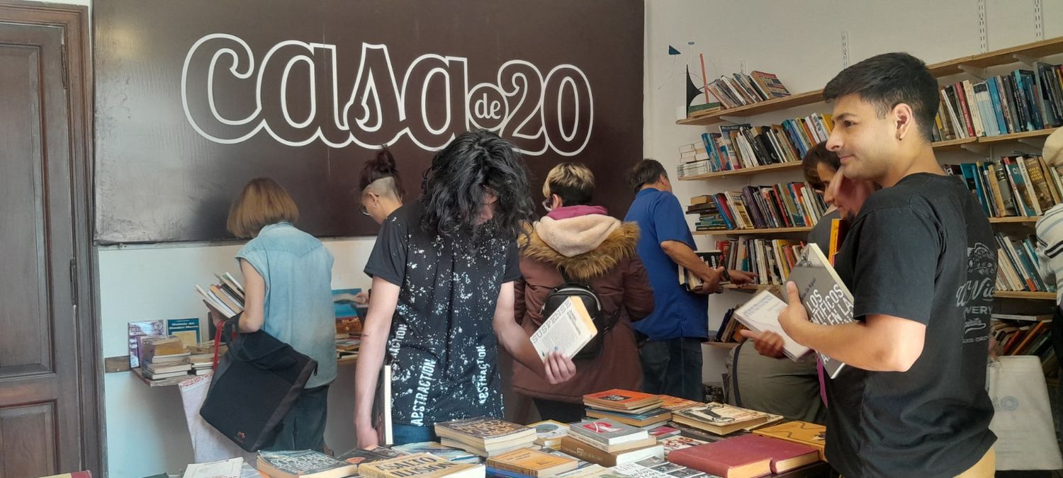 La ONG Casa de 20 realiza su última siembra de libros del año en espacios públicos