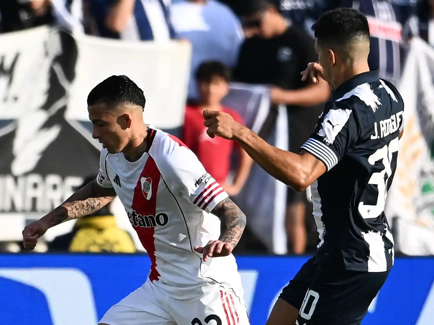 El colombiano Castaño se perfila como titular en River.
