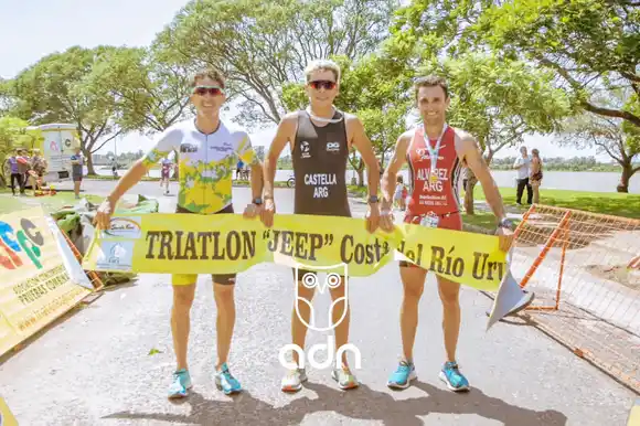 Luca Castella y Loana Coronel ganaron el Triatlón de Federación