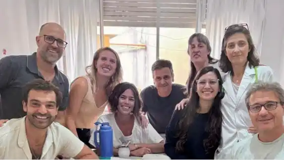 La unidad está conformada por médicos especialistas en Medicina Interna con experiencia y formación para el cuidado de pacientes críticos.
