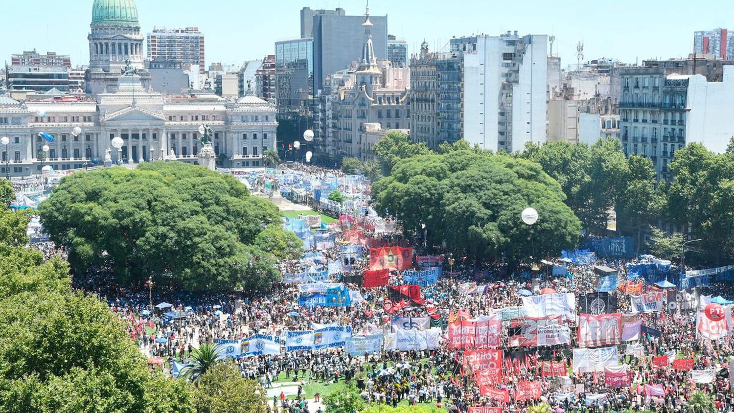 Una multitud frente al Congreso se manifestó en contra de las políticas del Gobierno