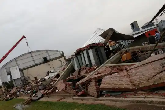Fuerte temporal golpeó a Tres Arroyos y Pringles con voladuras de árboles y techos
