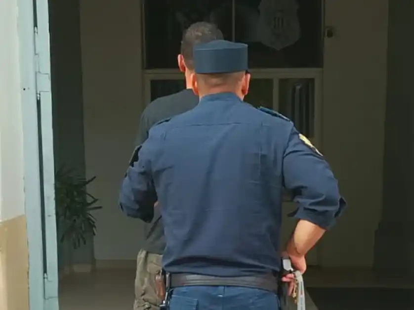 Una mujer fue amenazada por su pareja a punta de cuchillo y corrió a buscar ayuda a la Policía