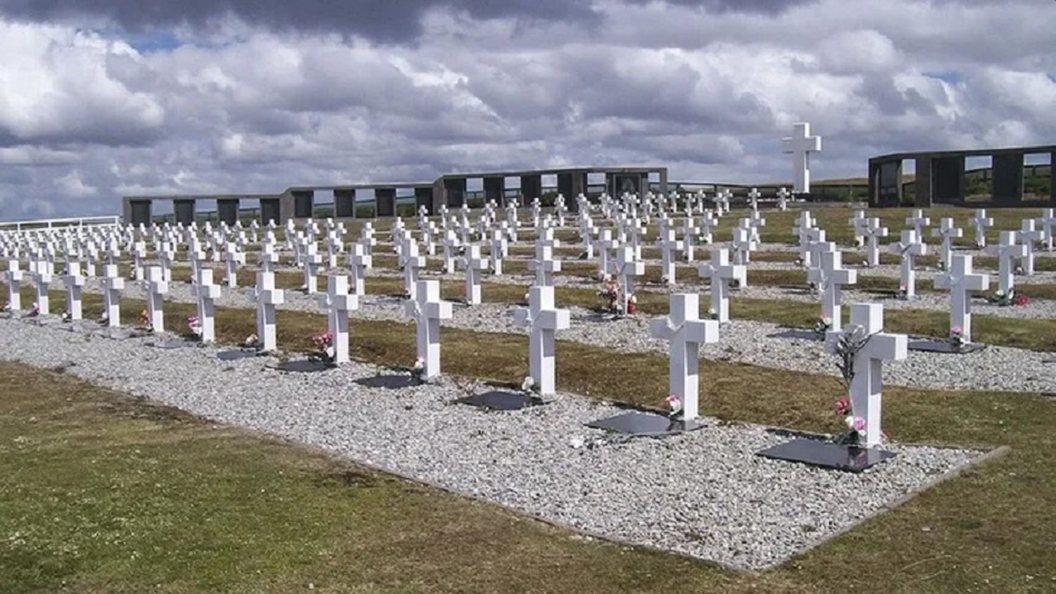 Los soldados fallecidos tienen el derecho a recobrar su identidad