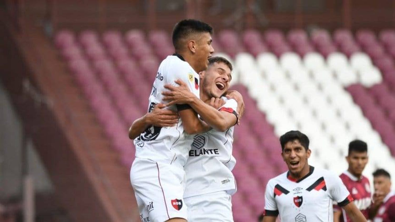 Newell's le ganó a Lanús y lo alejó de la punta de la Liga Profesional