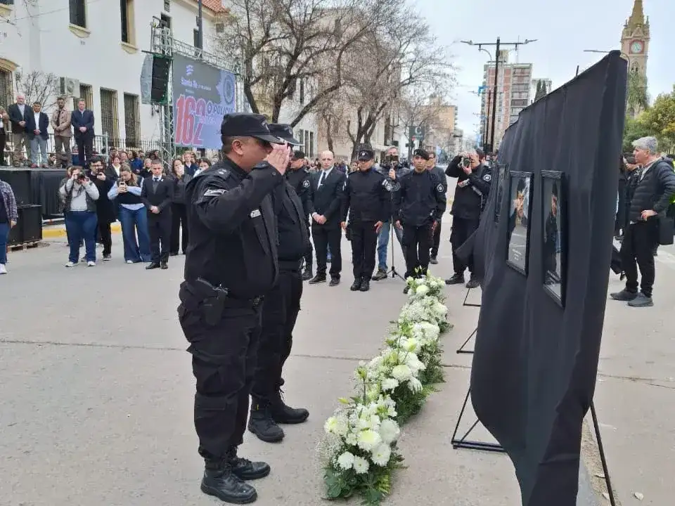 Policía homenaje