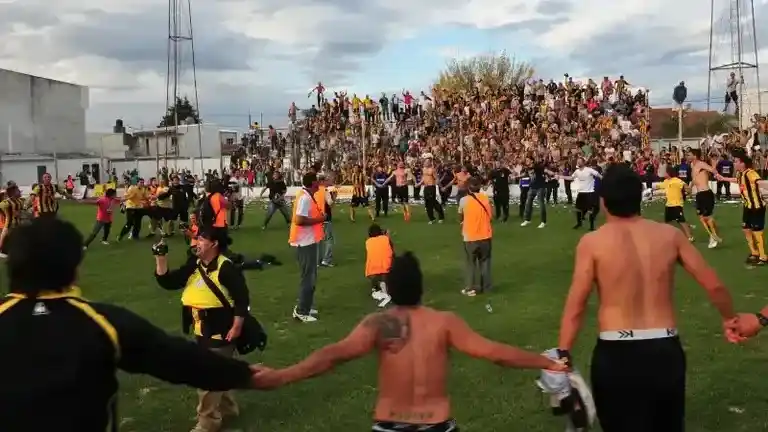El festejo de Santamarina por el ascenso en Gualeguaychú.