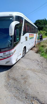 Un micro quedó varado en el acceso al Centinela