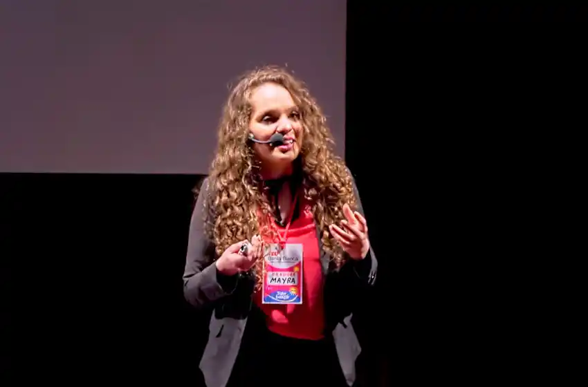 «¿Qué tienen los pobres en la cabeza?»: la charla TEDx que revolucionó las redes sociales