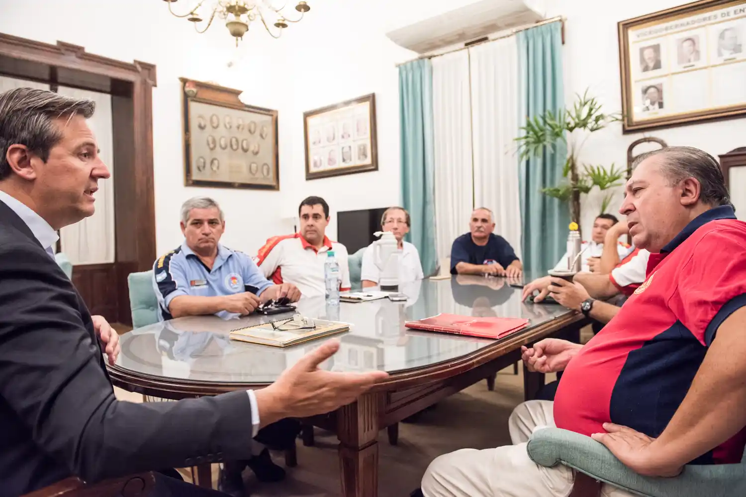 Bahl recibió a representantes de Bomberos Voluntarios de toda la provincia