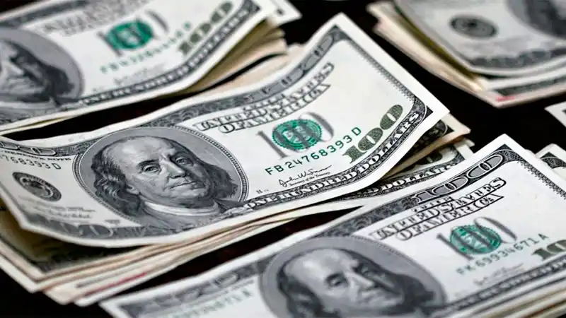 ¿Será más caro usar tarjetas en los viajes al exterior que comprar dólares? 