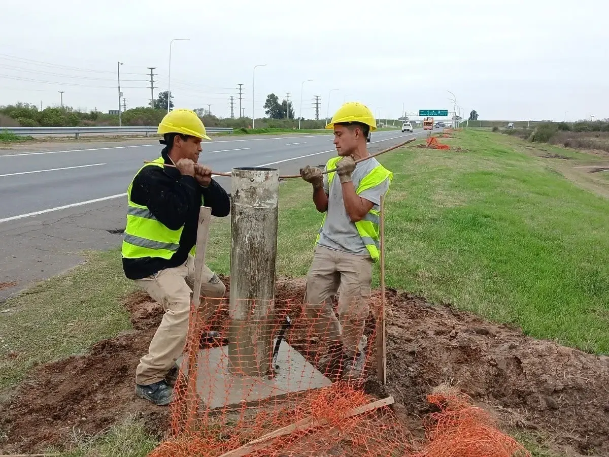Comenzaron los trabajos de iluminación en un tramo de la autopista Rosario-Santa Fe, entre Sauce Viejo y Santo Tomé
