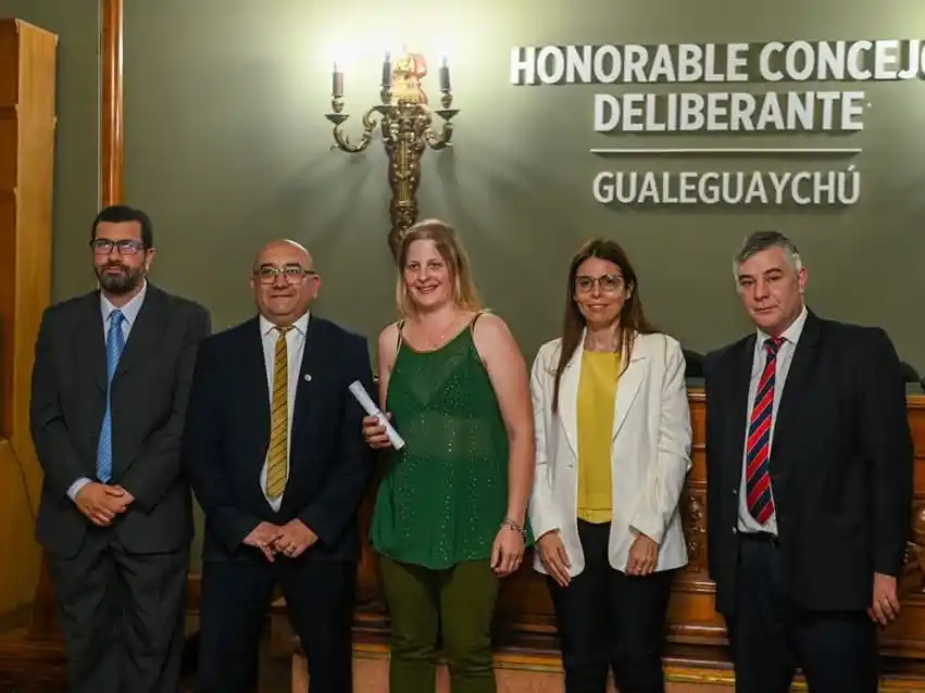 Romina Kreik, de verde, recibiendo el diploma de concejal de Aldea San Antonio