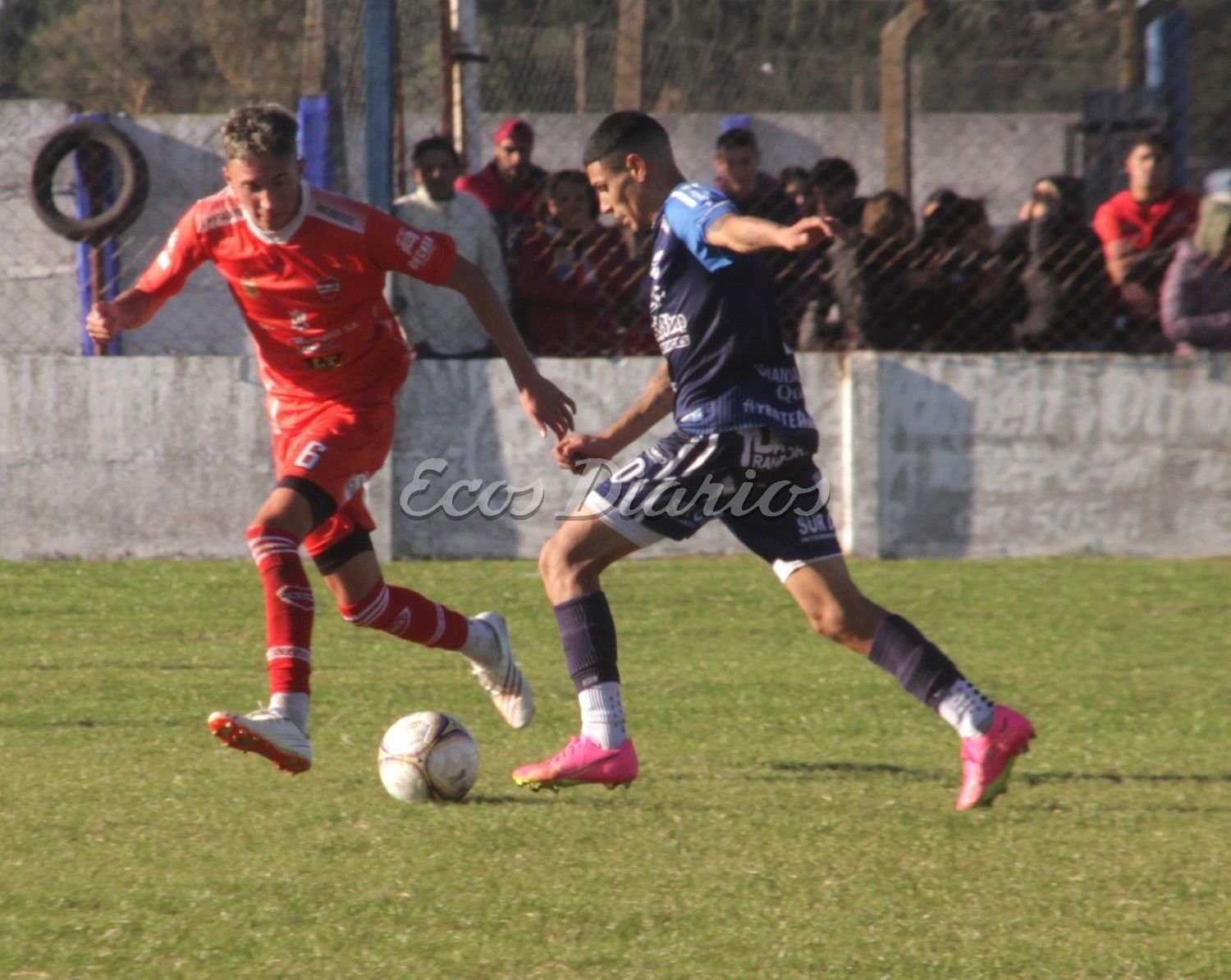 Franco Mendoza con dominio de balón ante la marca de Mateo Pérez