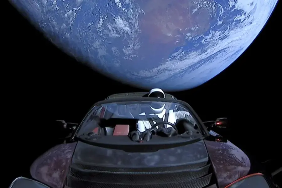 ¿Para preocuparse? El auto que Elon Musk envió al espacio puede chocar con la Tierra