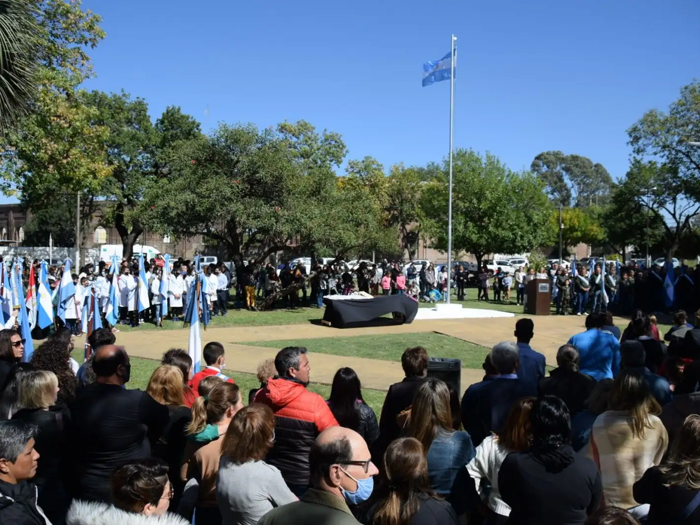 Acto en la plaza Rosario Vera Peñaloza.