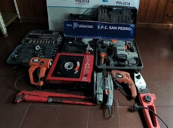 Allanaron la casa del bombero Walter Alves y secuestraron elementos robados