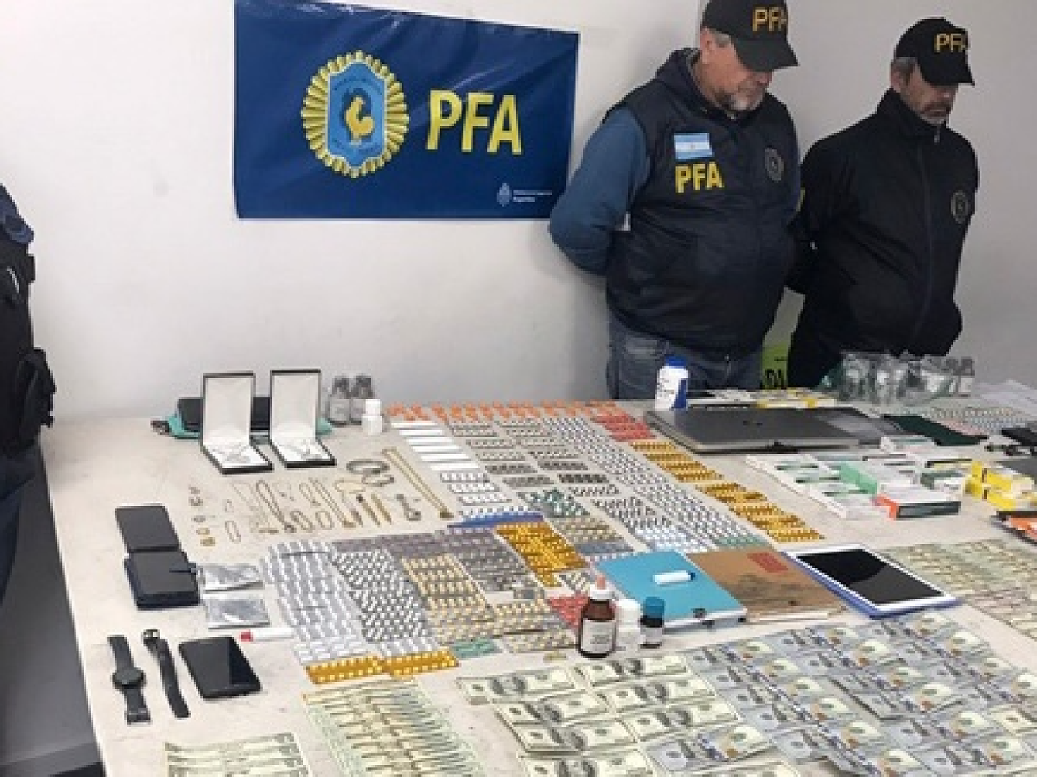 Detuvieron a 19 personas de una secta acusada de trata y otros delitos