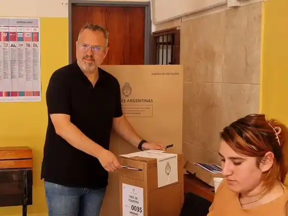 Valenzuela votó en Tres de Febrero: “Cada voto es una expresión de libertad y compromiso con el futuro"