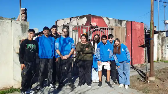 Alumnos de la Escuela Malvinas Argentinas se unieron para ayudar a Rocío que perdió todo en un incendio