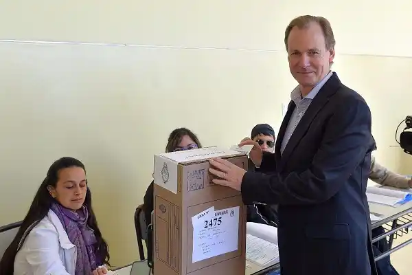 El gobernador Bordet votó y llamó a afianzar la Democracia