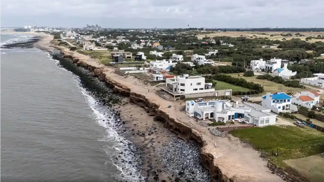 La erosión costera se observa claramente a medida que uno avanza hacia el norte de la costa