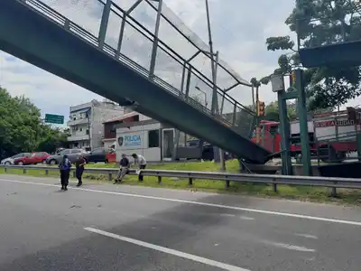 Derrumbe en General Paz: se cayó parte de un puente peatonal en Villa Lugano