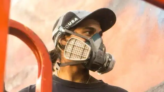 Seba Cener: el muralista tandilense que transformó las paredes en mensajes